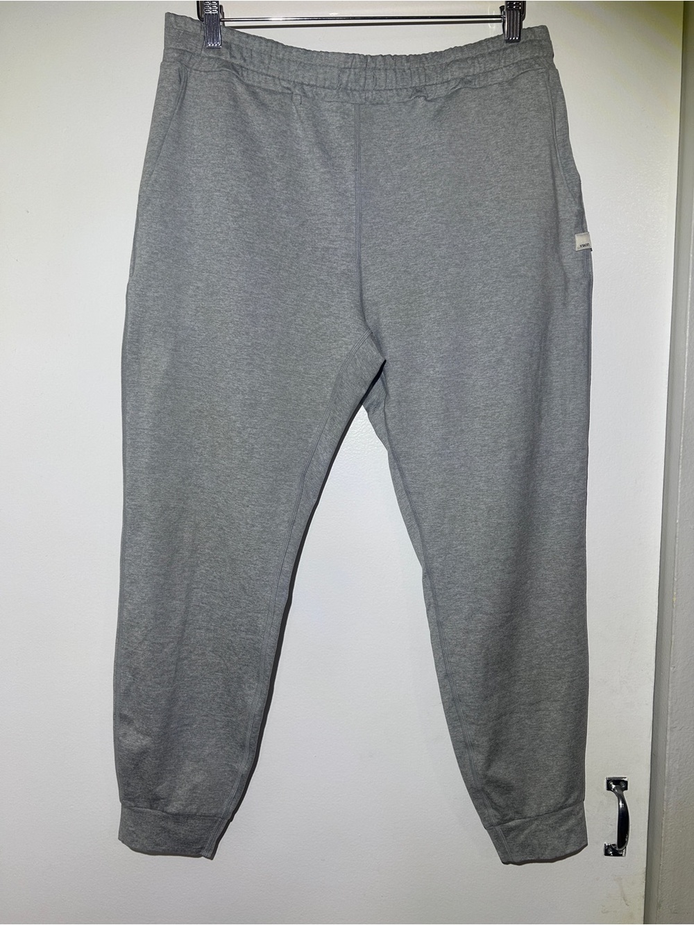Vuori Women’s Performance Joggers gray cropped Pants Large